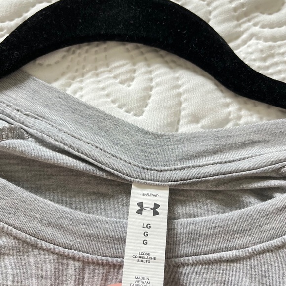 Under Armour loose fit workout top size large - Picture 6 of 7